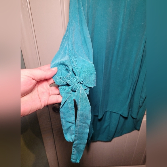 Umgee Slit sleeve blouse high low. Size XL - Picture 2 of 6